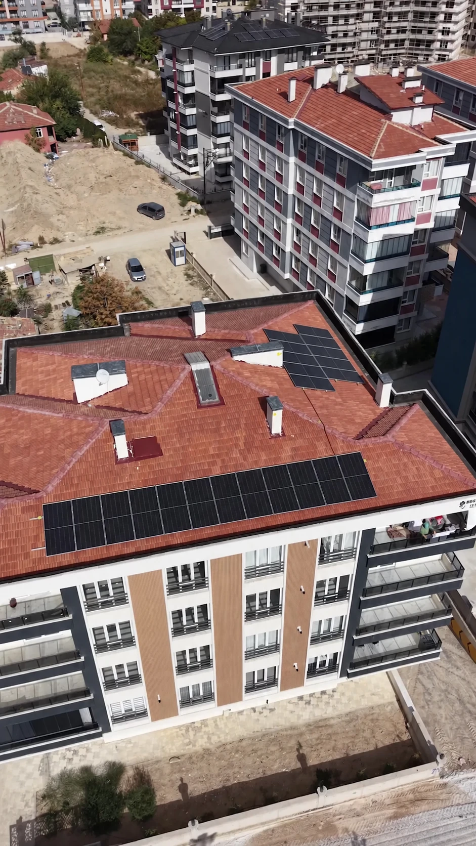 Konut çatısındaki Park Enerji panel uygulaması