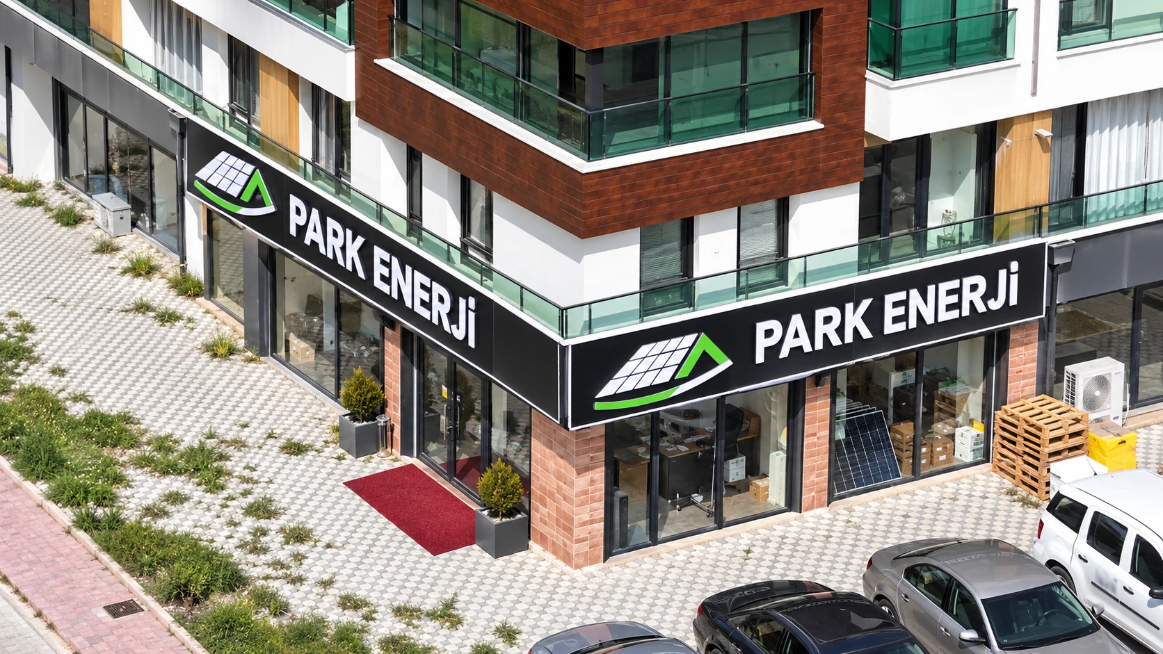 Park Enerji ofisinin köşe cephesi, iki Park Enerji tabelası ve girişinin yakın görünümü